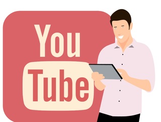 Iemand die op een tablet naar YouTube kijkt